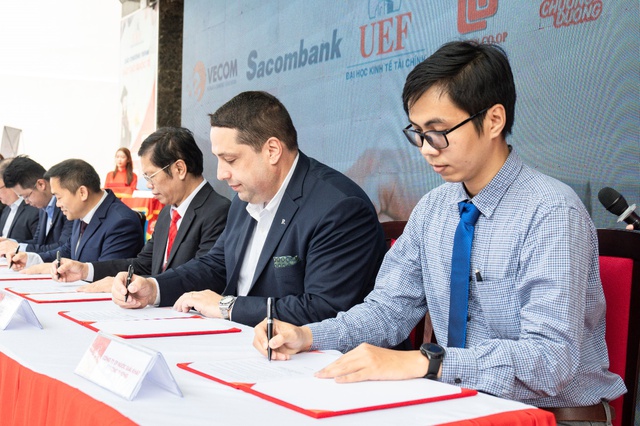 UEF Job Fair 2022: Cái bắt tay, kết nối mạnh mẽ giữa Nhà trường - Doanh nghiệp - Ảnh 5.