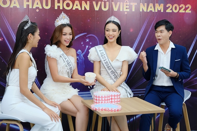 Top 3 Hoa hậu Hoàn vũ Việt Nam 2022 hạnh phúc vỡ hoà trong buổi giao lưu với fan qua mạng xã hội - Ảnh 2.