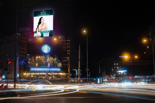 Hình ảnh nghệ sĩ Hồng Đào phủ kín hàng loạt billboard lớn tại trung tâm Sài Gòn - Ảnh 4.