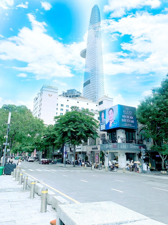 Hình ảnh nghệ sĩ Hồng Đào phủ kín hàng loạt billboard lớn tại trung tâm Sài Gòn - Ảnh 3.