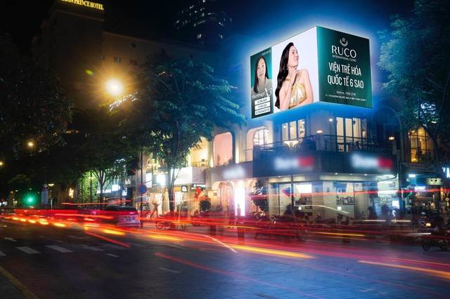 Hình ảnh nghệ sĩ Hồng Đào phủ kín hàng loạt billboard lớn tại trung tâm Sài Gòn - Ảnh 2.