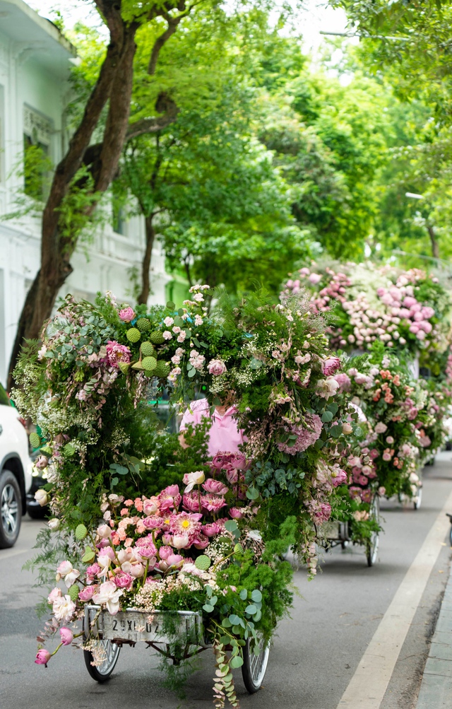 Màn roadshow ấn tượng nhất Việt Nam: Xe đạp, xích lô tới cả xe bus cũng đều ngập tràn hương sắc hoa sen - Ảnh 3.
