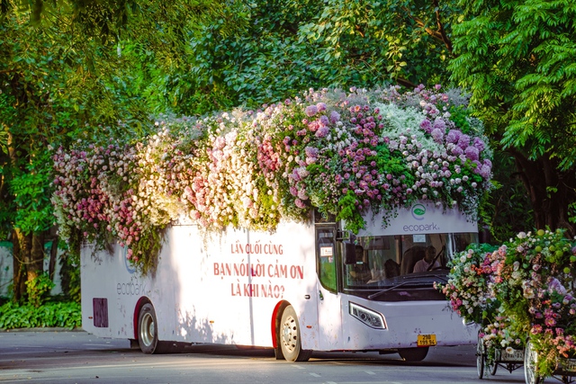 Màn roadshow ấn tượng nhất Việt Nam: Xe đạp, xích lô tới cả xe bus cũng đều ngập tràn hương sắc hoa sen - Ảnh 4.