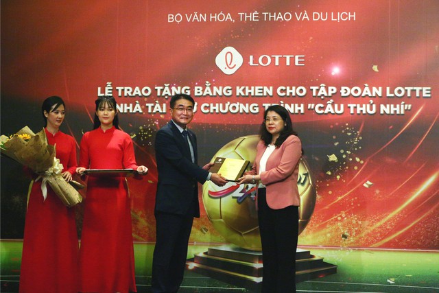 Tập đoàn Lotte được Bộ Văn hoá, Thể thao và Du lịch trao tặng bằng khen sau 12 năm cống hiến cho nền bóng đá trẻ Việt Nam - Ảnh 2.
