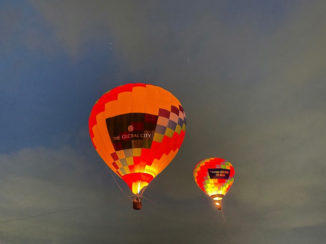 Khinh kh&iacute; cầu &ldquo;khổng lồ&rdquo; tung bay rực rỡ tại Trung t&acirc;m mới TP.HCM, ch&agrave;o đ&oacute;n chuỗi sự kiện Lễ hội nhạc nước - Ảnh 1.