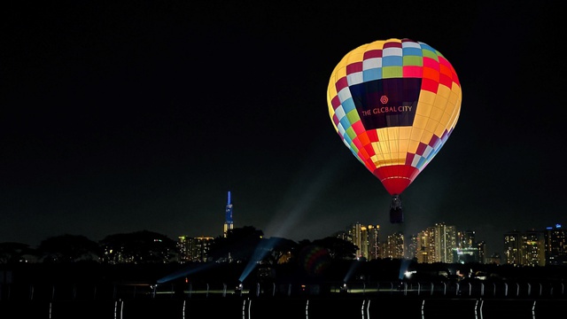 Khinh khí cầu “khổng lồ” tung bay rực rỡ tại Trung tâm mới TP.HCM, chào đón chuỗi sự kiện Lễ hội nhạc nước - Ảnh 2.