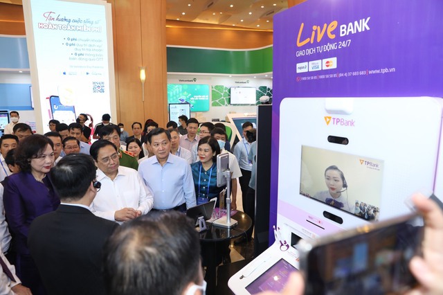 Thủ tướng Chính phủ trải nghiệm LiveBank 24/7, VoicePay của TPBank tại sự kiện số - Ảnh 1.
