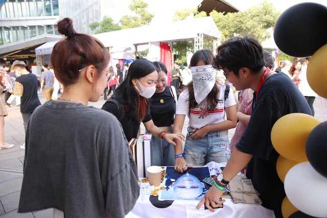 BUV Carnival: Sinh viên Trường Đại học Anh Quốc Việt Nam “cháy” hết mình cùng Mỹ Anh, Hoàng Dũng - Ảnh 3.