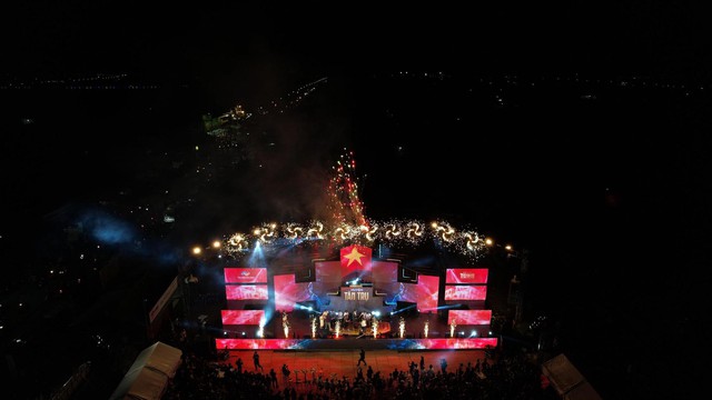 Màn pháo hoa “mãn nhãn” tại sự kiện dự án Sài Gòn Town, Tân Trụ - Ảnh 1.