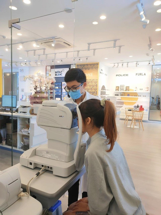 Đồng Hồ Hải Triều đầu tư nửa triệu đô vào cửa hàng mắt kính - Ảnh 3.