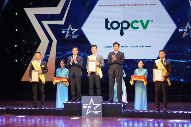TopCV được vinh danh tại Top 10 doanh nghiệp CNTT Việt Nam 2022 - Ảnh 1.