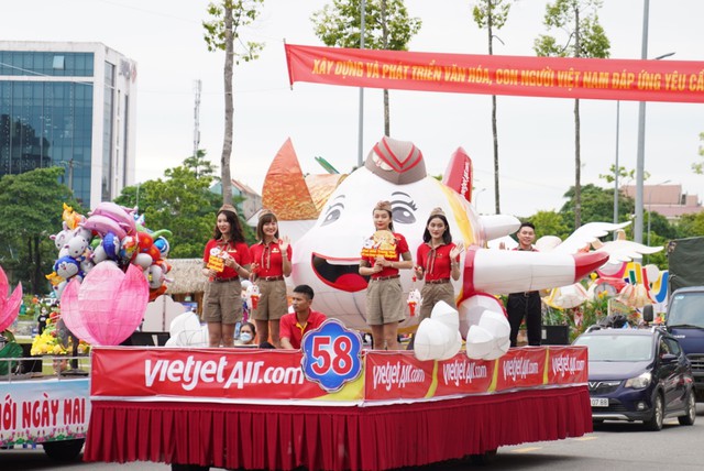 Đ&oacute;n Trung thu đặc biệt c&ugrave;ng Vietjet với lồng đ&egrave;n m&aacute;y bay Amy khắp bốn phương - Ảnh 4.