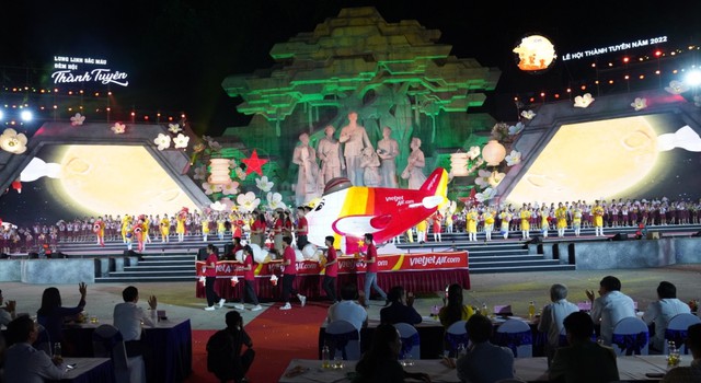 Đ&oacute;n Trung thu đặc biệt c&ugrave;ng Vietjet với lồng đ&egrave;n m&aacute;y bay Amy khắp bốn phương - Ảnh 9.