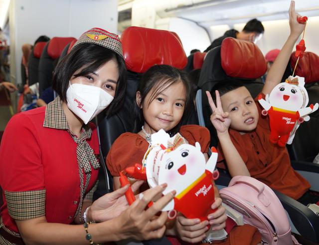 Đ&oacute;n Trung thu đặc biệt c&ugrave;ng Vietjet với lồng đ&egrave;n m&aacute;y bay Amy khắp bốn phương - Ảnh 1.