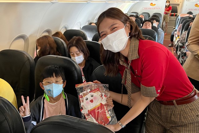Đ&oacute;n Trung thu đặc biệt c&ugrave;ng Vietjet với lồng đ&egrave;n m&aacute;y bay Amy khắp bốn phương - Ảnh 2.