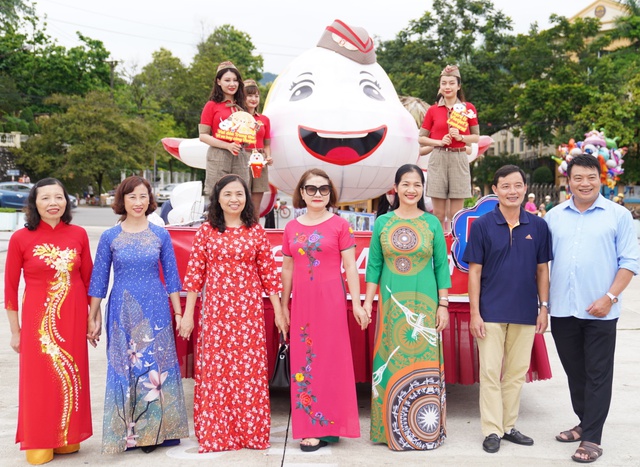 Đ&oacute;n Trung thu đặc biệt c&ugrave;ng Vietjet với lồng đ&egrave;n m&aacute;y bay Amy khắp bốn phương - Ảnh 3.