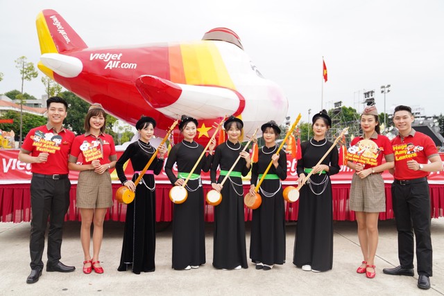 Đ&oacute;n Trung thu đặc biệt c&ugrave;ng Vietjet với lồng đ&egrave;n m&aacute;y bay Amy khắp bốn phương - Ảnh 5.