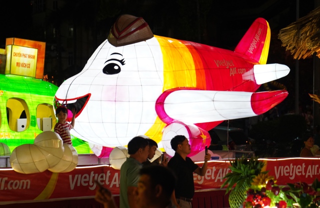 Đ&oacute;n Trung thu đặc biệt c&ugrave;ng Vietjet với lồng đ&egrave;n m&aacute;y bay Amy khắp bốn phương - Ảnh 6.