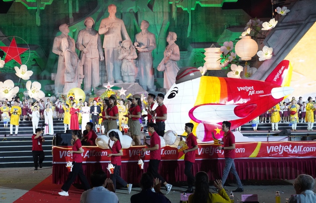 Đ&oacute;n Trung thu đặc biệt c&ugrave;ng Vietjet với lồng đ&egrave;n m&aacute;y bay Amy khắp bốn phương - Ảnh 8.