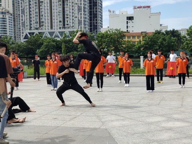 Sinh viên Viện CNTT T3H nhảy flashmob chào năm học mới - Ảnh 4.