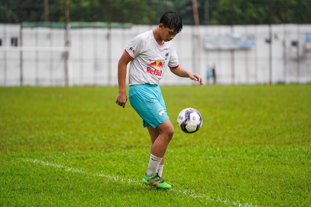 2 tài năng trẻ từ chương trình “Tuyển chọn tài năng bóng đá” do Red Bull và HAGL tổ chức được thi đấu ở Giải U17 Quốc gia - Ảnh 1.