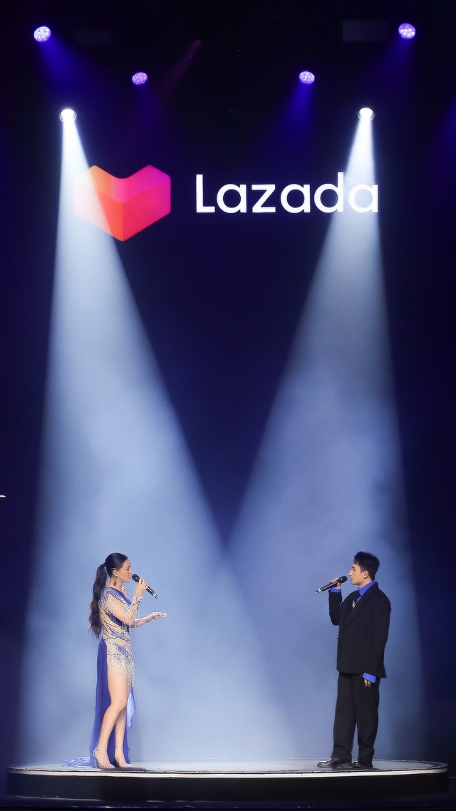 Lazada Supershow 9.9 bùng nổ tối qua: Vũ Cát Tường - Đức Phúc thăng hoa, Thùy Tiên trình diễn catwalk ấn tượng - Ảnh 10.