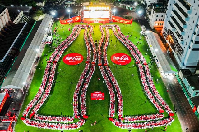 Coca-Cola® Việt Nam xác lập kỷ lục “Bàn ăn Tết Việt có số gia đình tham gia đông nhất thế giới” - Ảnh 1.