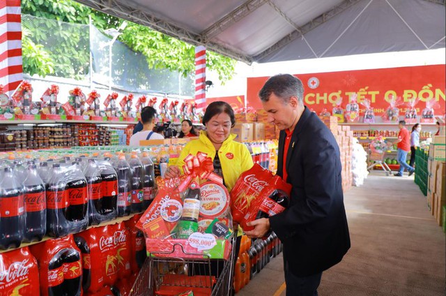 Coca-Cola® Việt Nam xác lập kỷ lục “Bàn ăn Tết Việt có số gia đình tham gia đông nhất thế giới” - Ảnh 2.