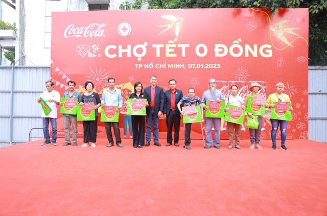 Coca-Cola&reg; Việt Nam x&aacute;c lập kỷ lục &ldquo;B&agrave;n ăn Tết Việt c&oacute; số gia đ&igrave;nh tham gia đ&ocirc;ng nhất thế giới&rdquo; - Ảnh 3.