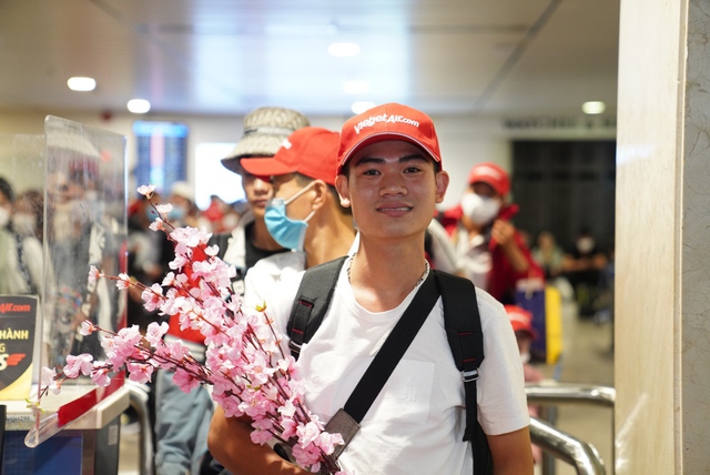 Hành trình đầy cảm xúc của những chuyến bay yêu thương mùa Tết 2023 - Ảnh 7.
