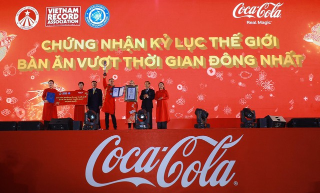 Coca-Cola Việt Nam xác lập kỷ lục thế giới trong chiến dịch Tết 2023, tôn vinh khoảnh khắc diệu kỳ gắn kết gia đình - Ảnh 2.