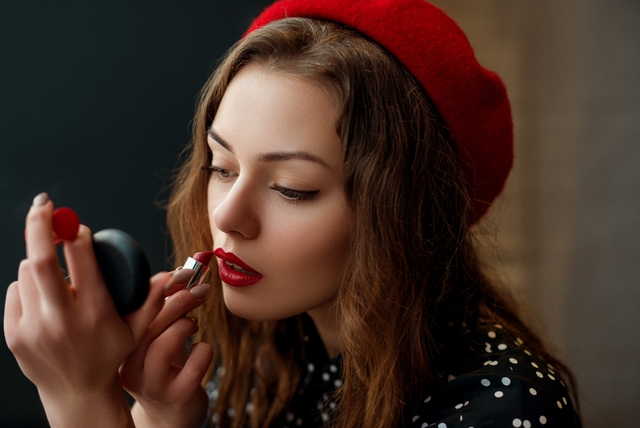 &ldquo;Lục t&uacute;i&rdquo; hội It Girls: 4 m&oacute;n đồ &ldquo;must-have&rdquo; để duy tr&igrave; thần th&aacute;i sang chảnh suốt ng&agrave;y d&agrave;i du xu&acirc;n - Ảnh 2.