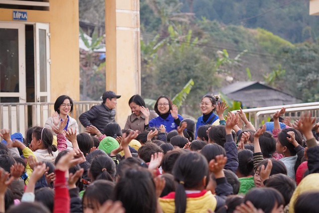Hơn 1.800 áo ấm đến với các em nhỏ Trạm Tấu, Yên Bái - Ảnh 7.