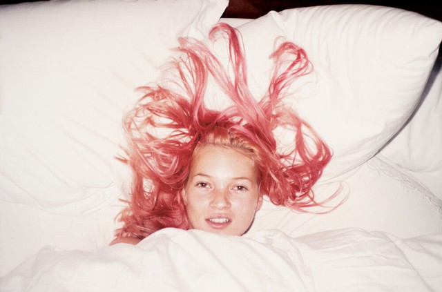“Young Pink Kate” 24 năm sau: Kate Moss tái xuất trong chiến dịch Marc Jacobs Resort 2022/2023 - Ảnh 1.