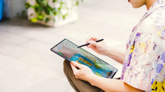 C&aacute;ch m&agrave;n h&igrave;nh Dynamic AMOLED 2X tr&ecirc;n Galaxy Tab S9 Series khiến một người l&agrave;m s&aacute;ng tạo như t&ocirc;i bị &ldquo;cuốn v&agrave;o lưới t&igrave;nh&rdquo; - Ảnh 1.
