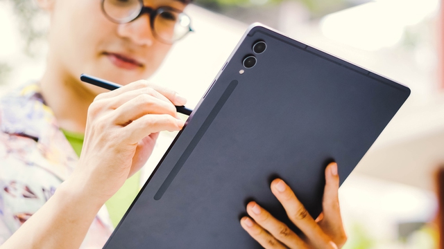 C&aacute;ch m&agrave;n h&igrave;nh Dynamic AMOLED 2X tr&ecirc;n Galaxy Tab S9 Series khiến một người l&agrave;m s&aacute;ng tạo như t&ocirc;i bị &ldquo;cuốn v&agrave;o lưới t&igrave;nh&rdquo; - Ảnh 4.