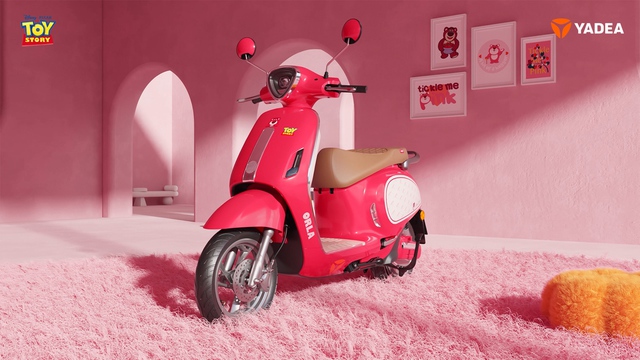 Gấu Dâu Disney Lotso hợp tác Yadea ra mắt sản phẩm xe máy điện chính hãng tại Việt Nam - Ảnh 2.