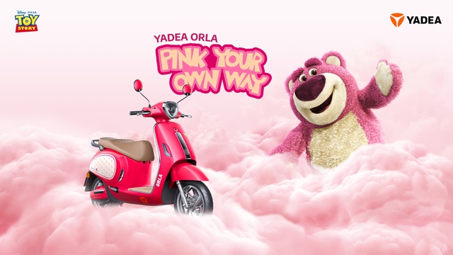 Gấu Dâu Disney Lotso hợp tác Yadea ra mắt sản phẩm xe máy điện chính hãng tại Việt Nam - Ảnh 1.
