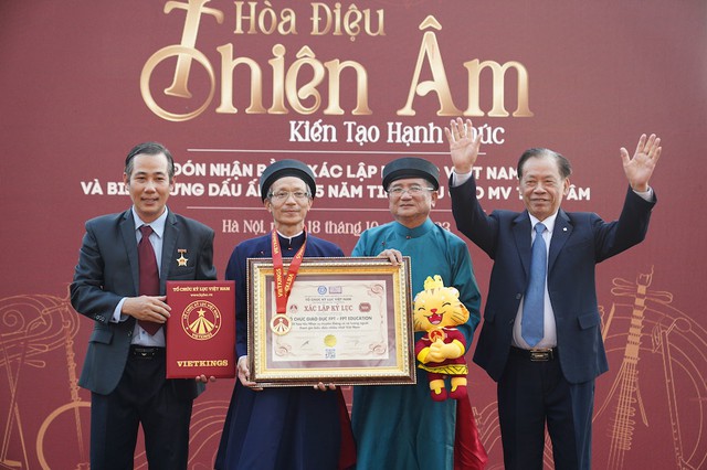 1350 giảng viên, sinh viên FPT Edu hoà tấu nhạc cụ truyền thống xác lập kỷ lục Việt Nam - Ảnh 1.