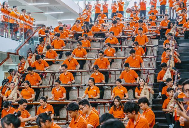 1350 giảng viên, sinh viên FPT Edu hoà tấu nhạc cụ truyền thống xác lập kỷ lục Việt Nam - Ảnh 3.