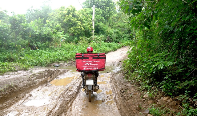 Nữ shipper J&T Express hạnh phúc vì mỗi gói hàng chứa đựng niềm vui cho đồng bào dân tộc miền núi - Ảnh 3.