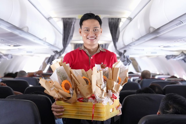 Những bông hoa hướng dương đặc biệt được Vietjet gửi tặng khách hàng dịp 20/10 - Ảnh 2.