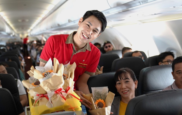 Những bông hoa hướng dương đặc biệt được Vietjet gửi tặng khách hàng dịp 20/10 - Ảnh 4.