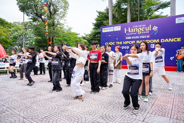 Giới trẻ TP.HCM h&aacute;o hức &ldquo;ph&aacute; đảo&rdquo; Lễ hội chữ H&agrave;n - Hangeul Festival 2023 tại HUTECH - Ảnh 3.