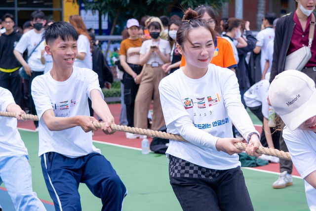 Giới trẻ TP.HCM h&aacute;o hức &ldquo;ph&aacute; đảo&rdquo; Lễ hội chữ H&agrave;n - Hangeul Festival 2023 tại HUTECH - Ảnh 4.