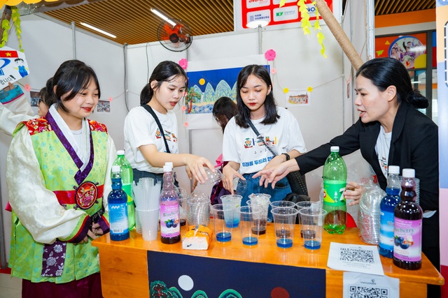 Giới trẻ TP.HCM h&aacute;o hức &ldquo;ph&aacute; đảo&rdquo; Lễ hội chữ H&agrave;n - Hangeul Festival 2023 tại HUTECH - Ảnh 6.