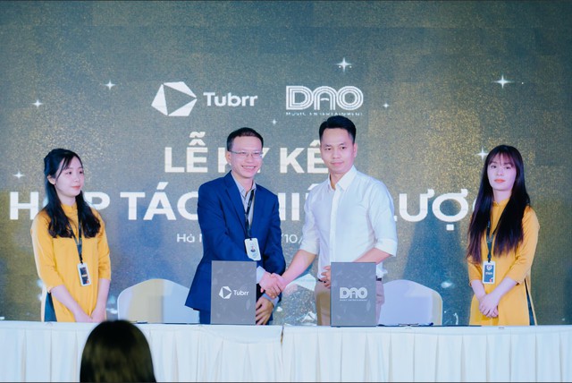C&uacute; bắt tay của những &ldquo;&ocirc;ng lớn&rdquo; trong ng&agrave;nh s&aacute;ng tạo - Ảnh 1.
