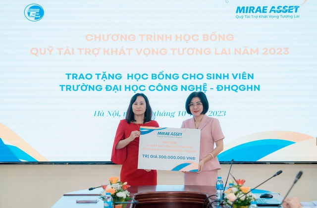Quỹ Tài Trợ Khát Vọng Tương Lai trao tặng hơn 1,3 tỷ đồng cho sinh viên tại Hà Nội - Ảnh 1.