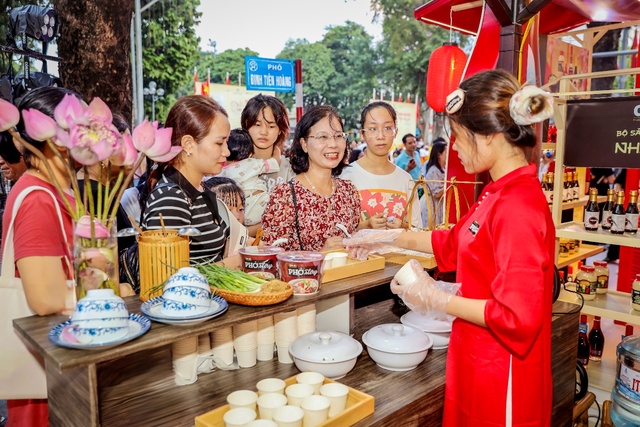 Hàng ngàn người đổ xô ra bờ hồ Hoàn Kiếm vì món phở ăn liền ngon như phở gia truyền - Ảnh 2.