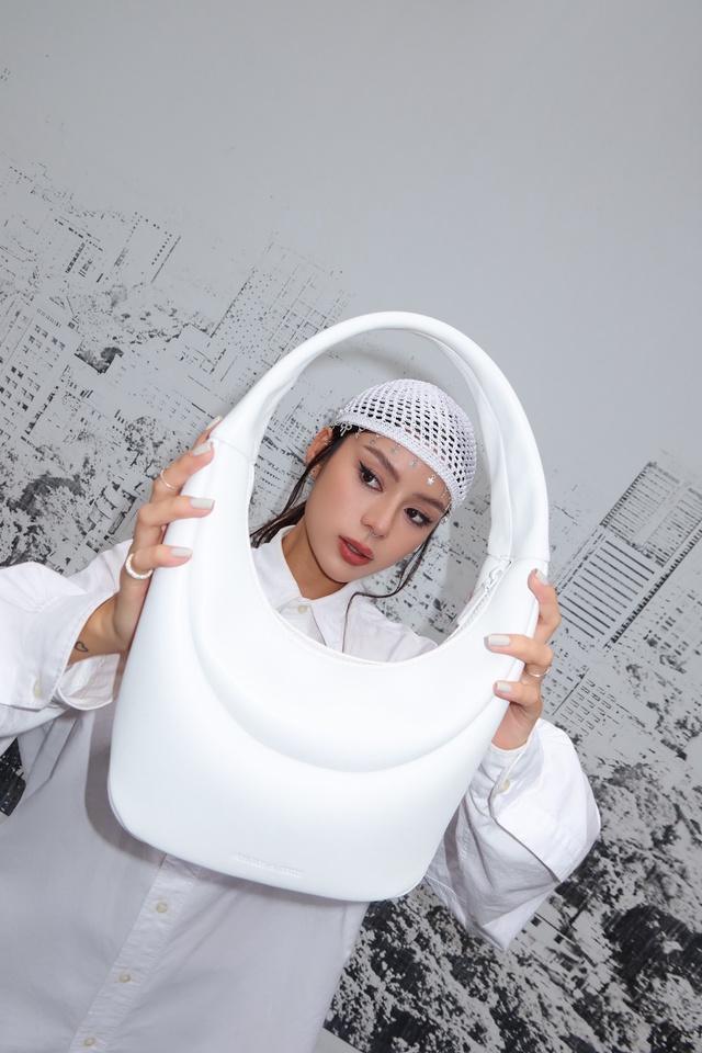 Han So Hee cùng loạt tín đồ làm đẹp Việt khoe bộ ảnh mới nhất kết hợp với BST Thu - Đông 2023 của Charles & Keith - Ảnh 4.